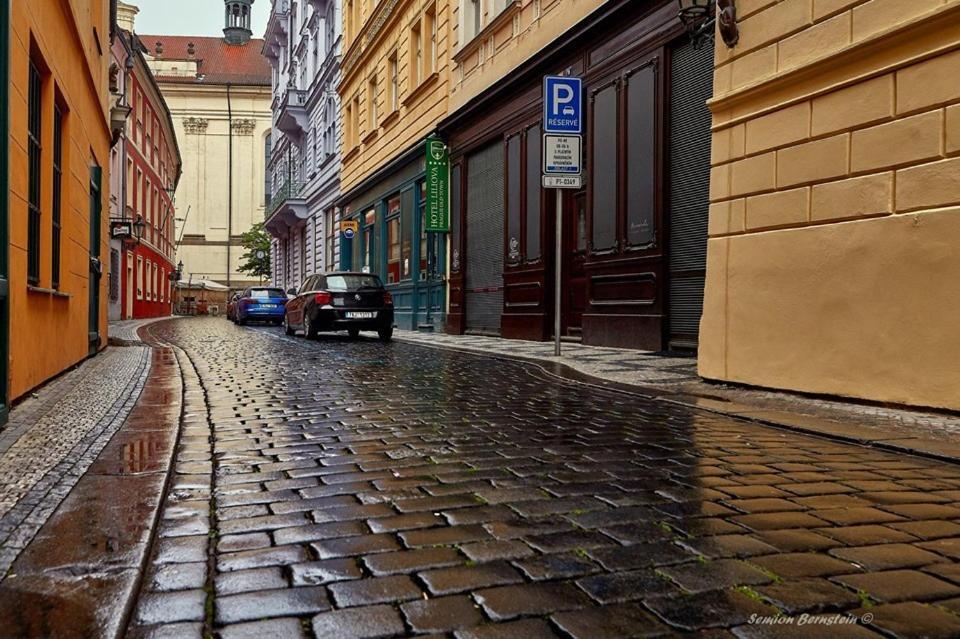 Apart Near The Charles Bridge Прага Экстерьер фото